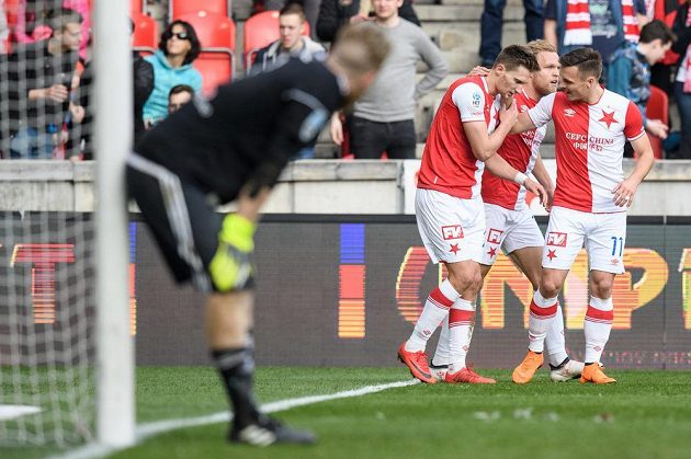 Fotbalisté Slavie Praha Milan Škoda (vlevo), Mick van Buren a Stanislav Tecl oslavují třetí gól proti Olomouci.
