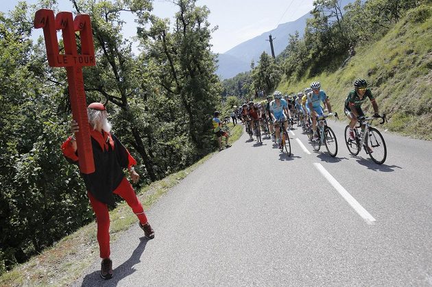 Německý fanoušek Dieter Senft tradičně nechybí pri Tour de France. Ve svém obvyklém přestrojení sledoval ve 13. etapě pole, které ve stoupání táhl Japonec Jukija Araširo.
