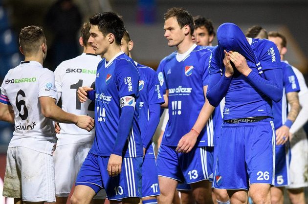 Ostravský útočník Tomáš Poznar po neproměněné penaltě během utkání čtvrtfinále MOL Cupu.