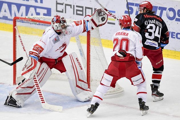 Zleva brankář Třince Jakub Štěpánek, Petr Vrána z Třince a Kevin Klíma z Hradce Králové.