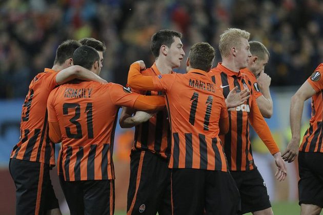 Fotbalisté Šachtaru Doněck slaví gól proti Seville. Střelci branky Tarasu Stěpaněnkovi gratuluje Brazilec Marlos.