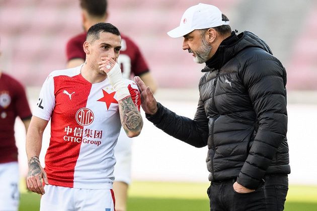 Nicolae Stanciu ze Slavie během semifinále MOL Cupu s trenérem Slavie Jindřichem Trpišovským .