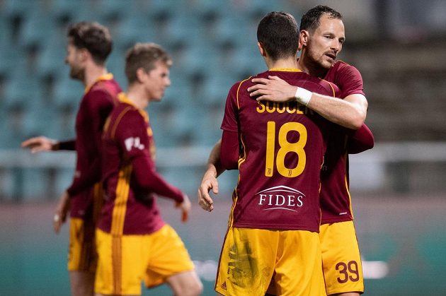 Fotbalisté Dukly Praha Daniel Souček a Jakub Podaný se radují po vítězném utkání.