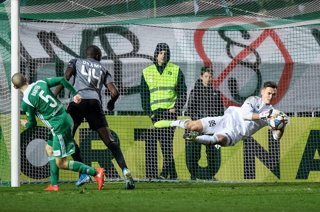 Brankář Bohemians Patrik Le Giang chytá šanci Soufianeho Dramého z Příbrami.