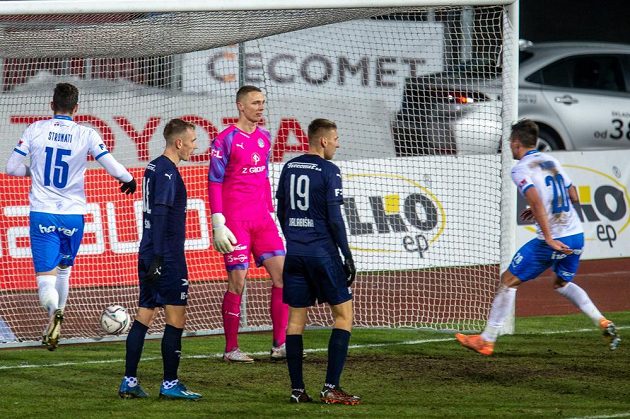 Zleva Patrizio Stronati z Ostravy, Patrik Šimko ze Slovácka, překonaný brankář Vít Nemrava ze Slovácka, Jan Kalabiška ze Slovácka a Jakub Pokorný z Ostravy.