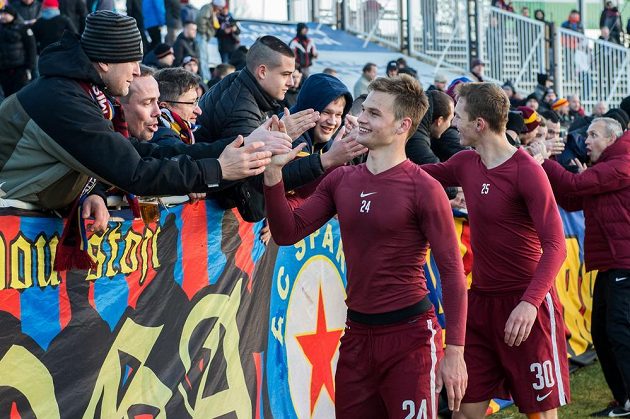 Střelci gólů Sparty Praha Matěj Pulkrab (vpředu) a Lukáš Juliš po výhře v Hradci Králové.