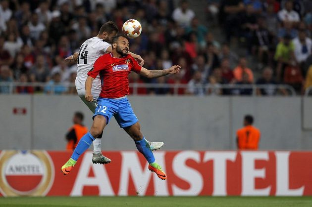 Plzeňský obránce Radim Řezník v hlavičkovém souboji s Juniorem Moraisem z FCSB.