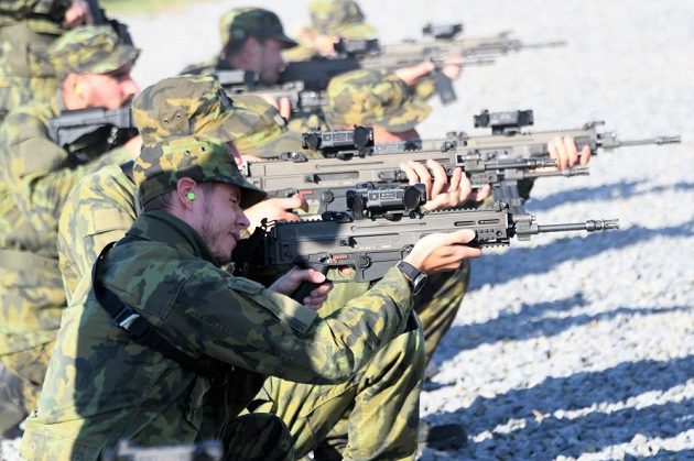 Atlet Pavel Maslák při střelbě.