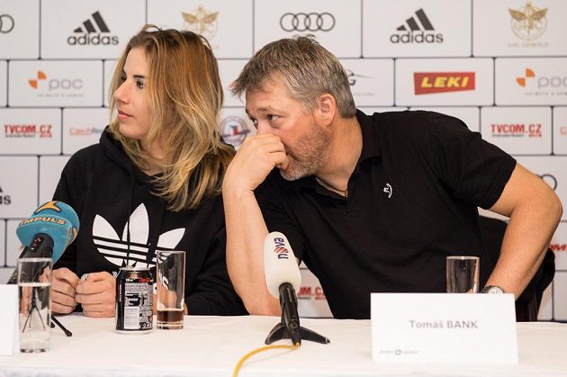 Snowboardistka a lyžařka Ester Ledecká a její trenér Tomáš Bank na tiskové konferenci.