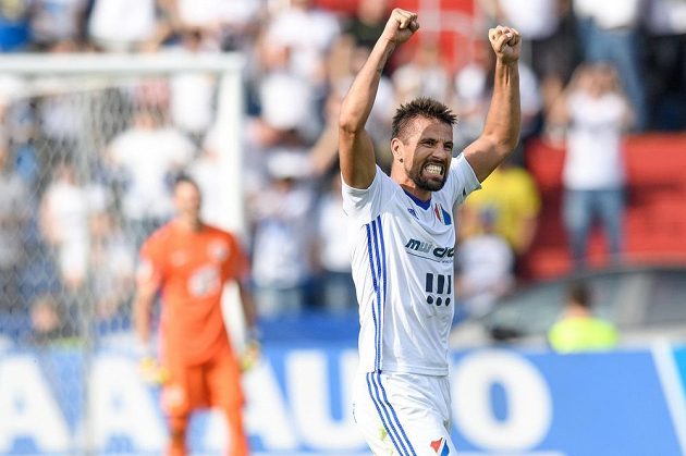 Milan Baroš z Baníku Ostrava oslavuje vítězný gól na 3:2 proti Spartě.
