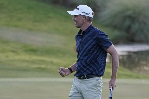 Skotský golfista Martin Laird se díky vítězství v rozstřelu na turnaji v Las Vegas dočkal prvního triumfu na PGA Tour od roku 2013. Na snímku slaví proměněný putt na sedmnácté jamce.