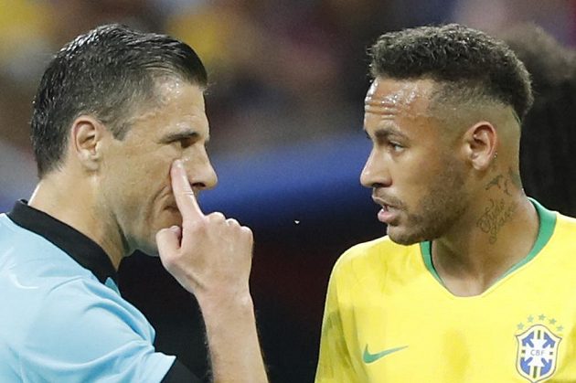 Brazilec Neymar po jednom z pokusů vykoledovat si penaltu ve čtvrtfinále s Belgií, vlevo srbský sudí Milorad Mažič