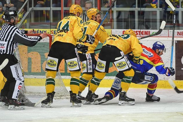 Zleva Tomáš Pitule, Jakub Teper a Jiří Karafiát ze Vsetína a českobudějovický Martin Heřman v akci během semifinále první ligy