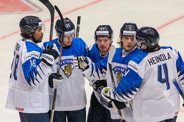 Finové (zleva) Joonas Oden, Patrik Puistola, Kristian Tanus, Anttoni Honka a Ville Heinola se radují po jedné z branek proti Kazachstánu.