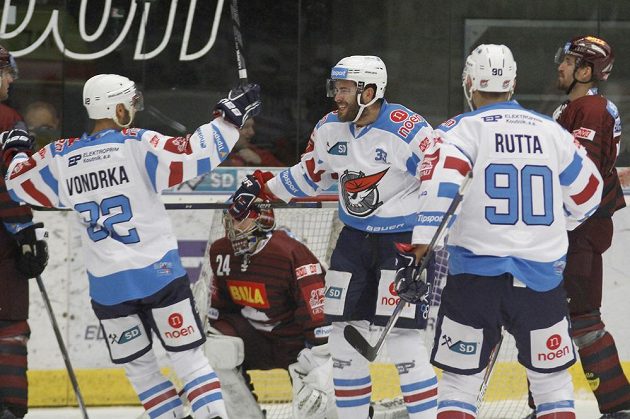 Chomutovští hráči (zleva) Michal Vondrka, Michal Poletín a Jan Rutta se radují po vstřeleném gólu, uprostřed brankář Sparty Tomáš Pöpperle.