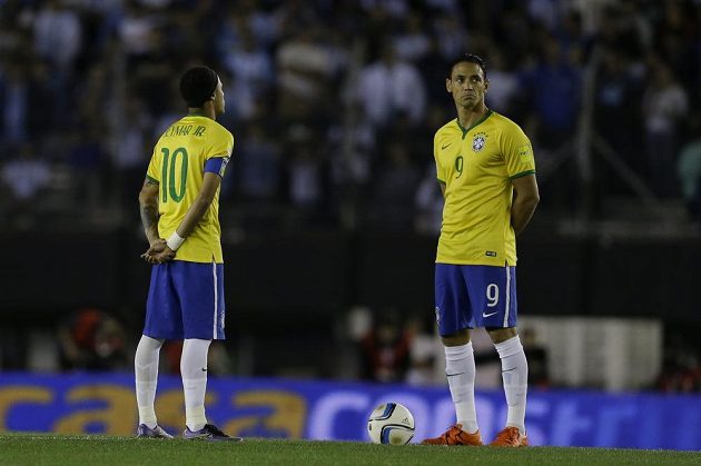 Brazilští útočníci Neymar (vlevo) a Ricardo Oliveira čekají na hvizd rozhodčího, aby obstarali výkop kvalifikačního zápasu proti Argentině.