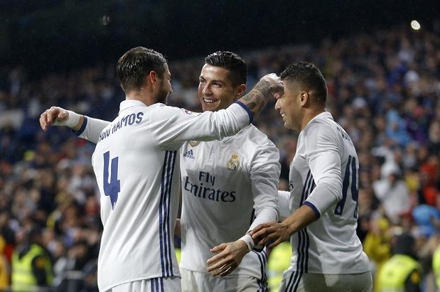 Radost v podání hráčů Realu Madrid v utkání se San Sebastianem. Sergio Ramos (vlevo) se chystá obejmout s Cristianem Ronaldem, všemu přihlíží Casemiro.