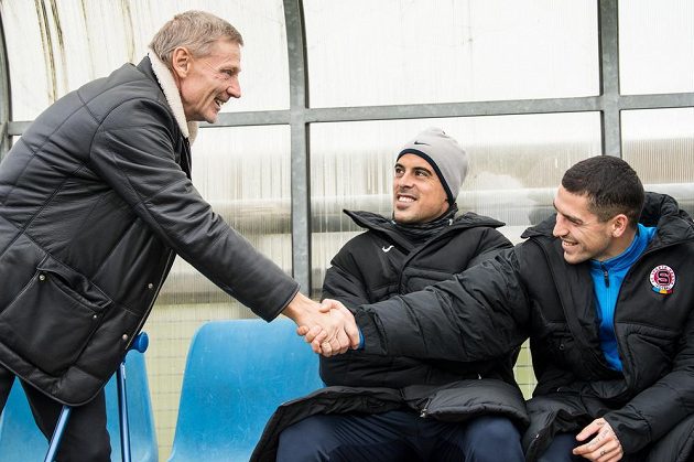 Sportovní ředitel Zdeněk Ščasný (vlevo), Tal Ben Chaim a nová posila Sparty Nicolae Stanciu během přípravného utkání s Vltavínem.