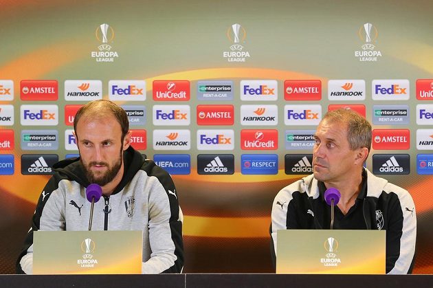 Plzeňský obránce Roman Hubník (vlevo) a trenér Roman Pivarník na tiskové konferenci před utkáním 2. kola skupiny E Evropské ligy s Austrií Vídeň.