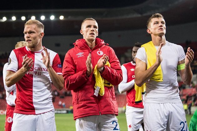 Fotbalisté Slavie Praha (zleva): Mick van Buren, Tomáš Souček a Tomáš Necid po porážce od Villarrealu.