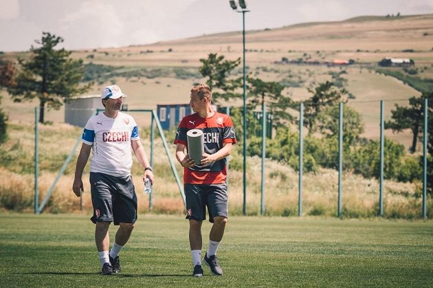 Trenár Jan Suchopárek (vlevo) bral cestovatelskou anabázi s nadhledem.