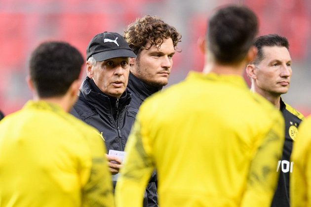 Trenér Dortmundu Lucien Favre během tréninku před utkáním základní skupiny Ligy mistrů na hřišti Slavie Praha.