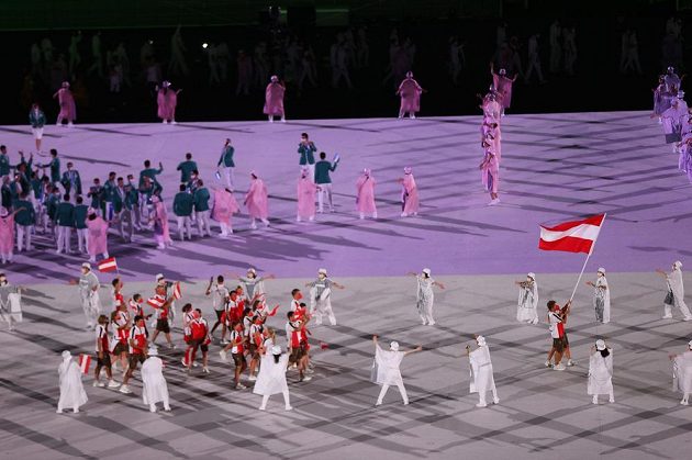 Rakouská výprava nastupuje na Olympijský stadion během zahajovacího ceremoniálu LOH 2021 v Tokiu.