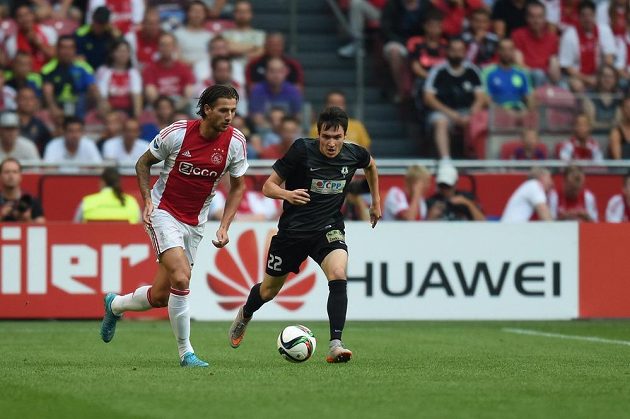 Vjačeslav Karavajev z Jablonce (vpravo) brání Mitchelle Dijkse z Ajaxu.