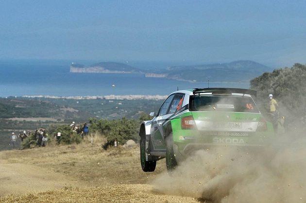 Jan Kopecký se Škodou Fabia R5 na trati Rallye Sardinie v závodě mistrovství světa.