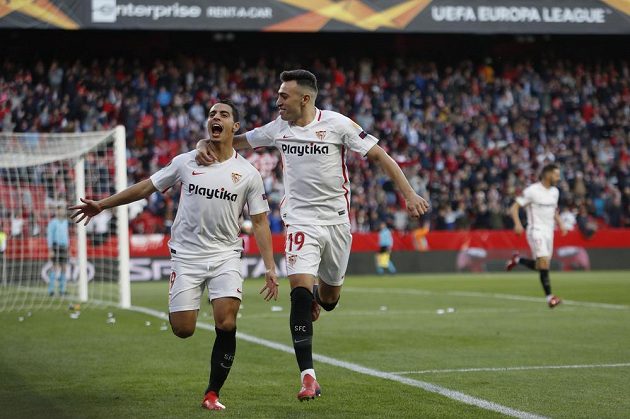 Fotbalisté Sevilly Wissam Ben Yedder (vlevo) a Munir se radují z úvodního gólu proti Slavii v osmifinále Evropské ligy.