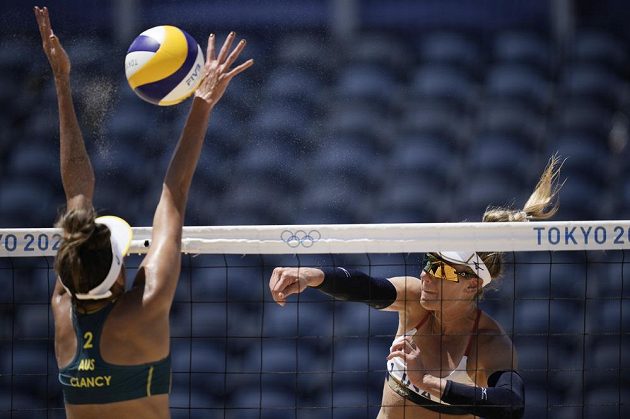 Američanka April Rossová útočí ve finále olympijského turnaje, na bloku Taliqua Clancyová z Austrálie.