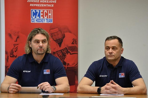Manažer David Moravec (vlevo) a trenér Jiří Vozák na tiskové konferenci Českého svazu ledního hokeje k olympijské kvalifikaci žen.