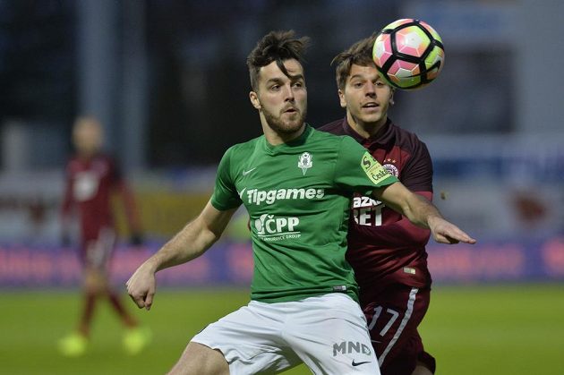 Jablonecký Martin Pospíšil cloní míč před dotírajícím Alešem Čermákem ze Sparty.