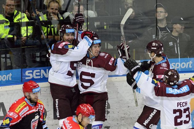 Sparťanský útočník Robert Sabolič (druhý zleva) přijímá gratulaci od spoluhráčů ke gólu, kterým krátce před koncem utkání s Hradcem vyrovnal na 3:3.