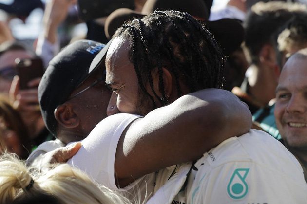 Gratulace pro šampiona. Lewis Hamilton se pošesté v kariéře stal mistrem světa formule 1, což se mu povedlo jako teprve druhému jezdci v historii.