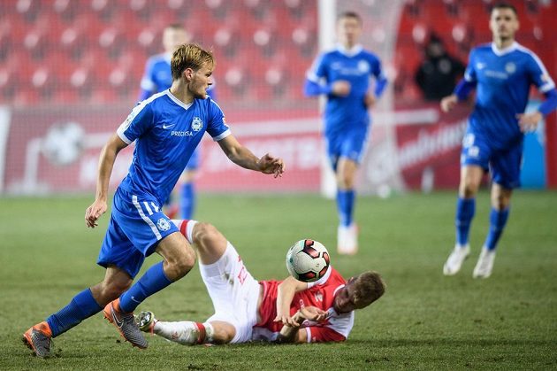 Matěj Pulkrab z Liberce (vlevo) a Jakub Jugas ze Slavie Praha během utkání čtvrtfinále MOL Cupu.