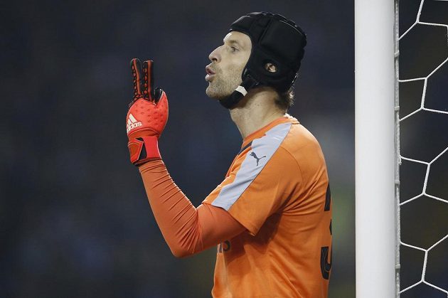 Petr Čech si v brance Arsenalu diriguje spoluhráče v pohárovém utkání proti Sheffieldu.