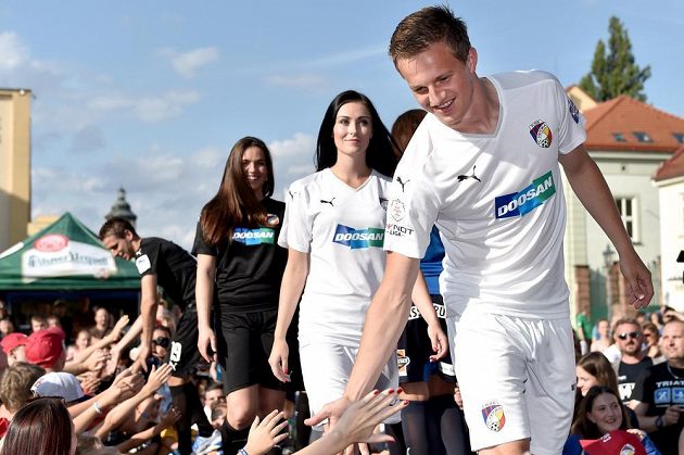 Fotbalista Viktorie Plzeň Jan Kopic během představení nových dresů pro sezónu 2015/2016 v prostorách plzeňského pivovaru.