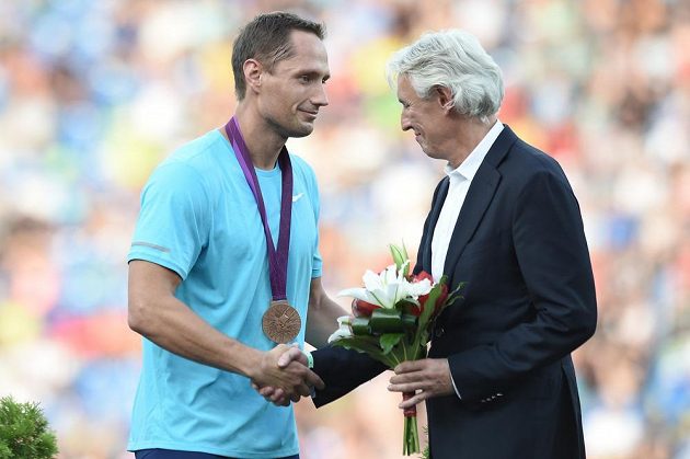 Oštěpař Vítězslav Veselý při slavnostním zahájení ostravské Zlaté tretry dostal bronzovou olympijskou medaili z Londýna.