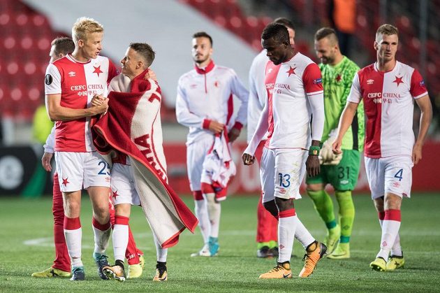 Fotbalisté Slavie (zleva): Michal Frydrych, Jan Sýkora a Michael Ngadeu po utkání proti Maccabi Tel Aviv.