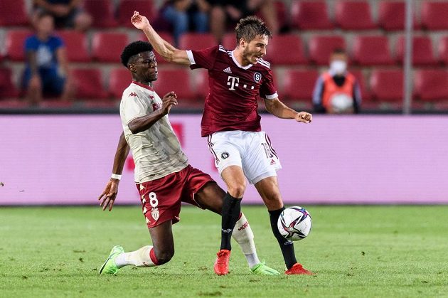 Aurélien Tchouaméni z Monaka a Michal Sáček ze Sparty Praha během utkání 3. předkola Ligy mistrů.