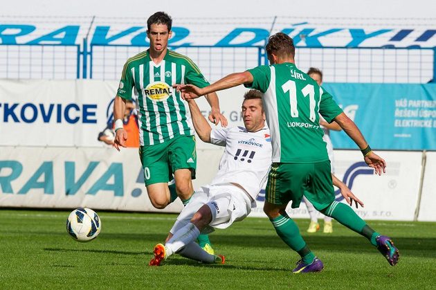 Jakub Rada z Bohemians (vlevo), Davor Kukec z Baníku (uprostřed) a Radek Šírl z Bohemians.