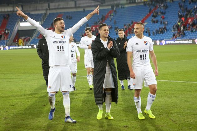 Fotbalisté Baníku (zleva) Patrizio Stronati, Daniel Holzer a Denis Granečný po výhře nad Bohemians.
