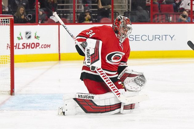 Český gólman Petr Mrázek v akci, porážce Caroliny Hurricanes však nezabránil.