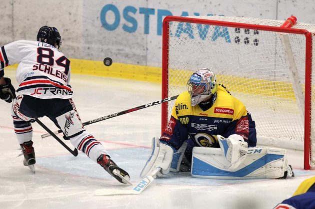 Útočník Jan Schleiss z Vítkovic a brankář Zlína Jakub Sedláček v utkání 6. kola extraligy.
