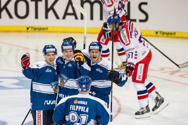 Hokejisté Finska slaví gól v síti Česka v utkání turnaje Channel One Cup. Vpravo je zklamaný český útočník Roman Horák.