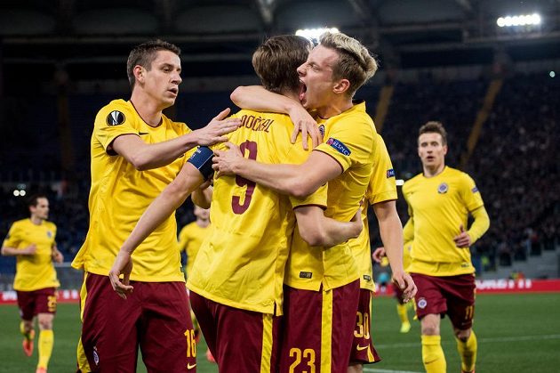 Bořek Dočkal, Ladislav Krejčí a Ondřej Zahustel se radují ze sparťanského gólu v odvetě osmifinále Evropské ligy na půdě Lazia Řím.