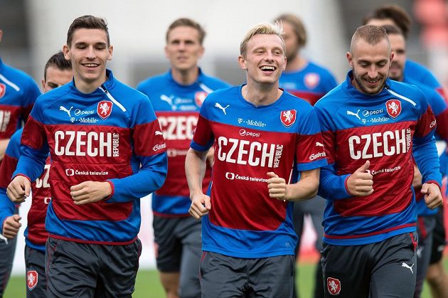 Záložník David Pavelka (vlevo) během úterního tréninku před kvalifikačními zápasy s Tureckem a v Nizozemsku. Uprostřed je Ladislav Krejčí, vpravo Jiří Skalák.