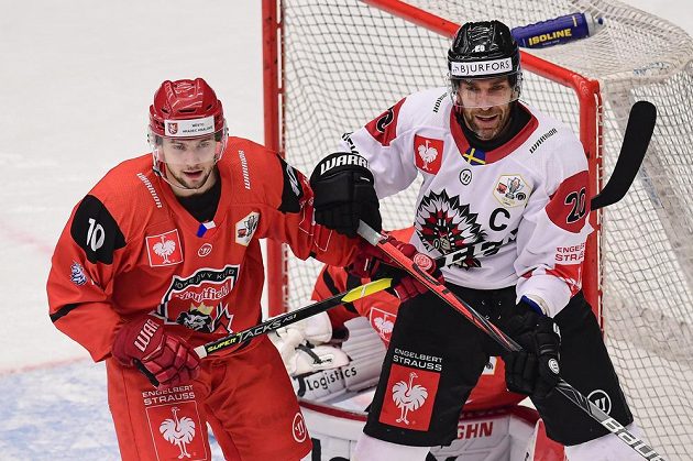 Michael Gaspar z Hradce Králové a Joel Lundqvist z Frölundy v akci ve finále Ligy mistrů.