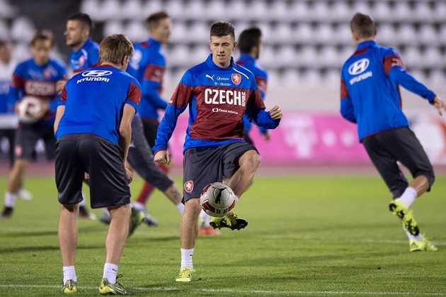 Obránce Lukáš Bartošák (vpředu vpravo) na tréninku české fotbalové reprezentace před přípravnými zápasy se Srbskem a Polskem.